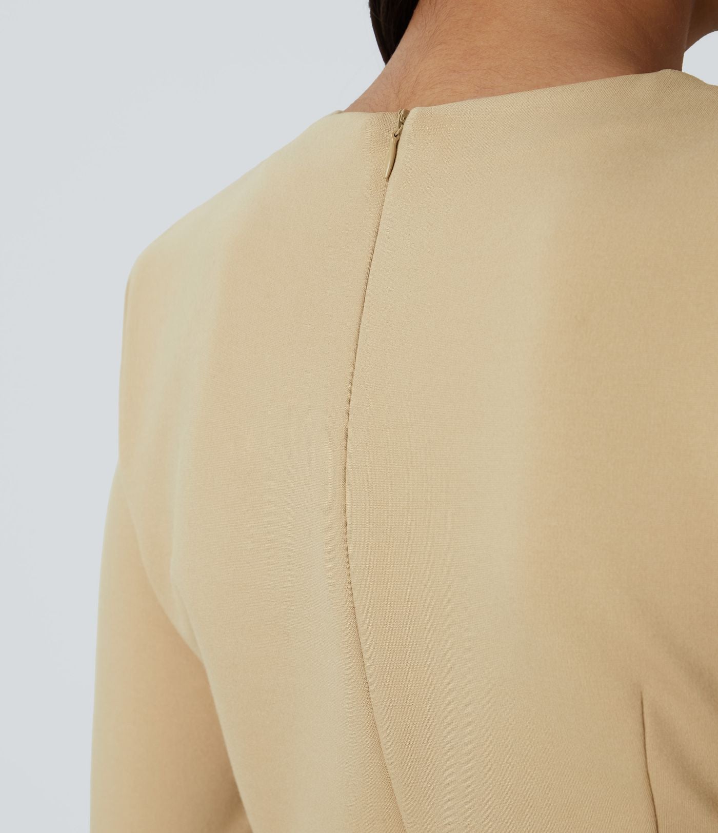Robe de travail mini ajustée col rond à épaulettes à manches longues et ourlet