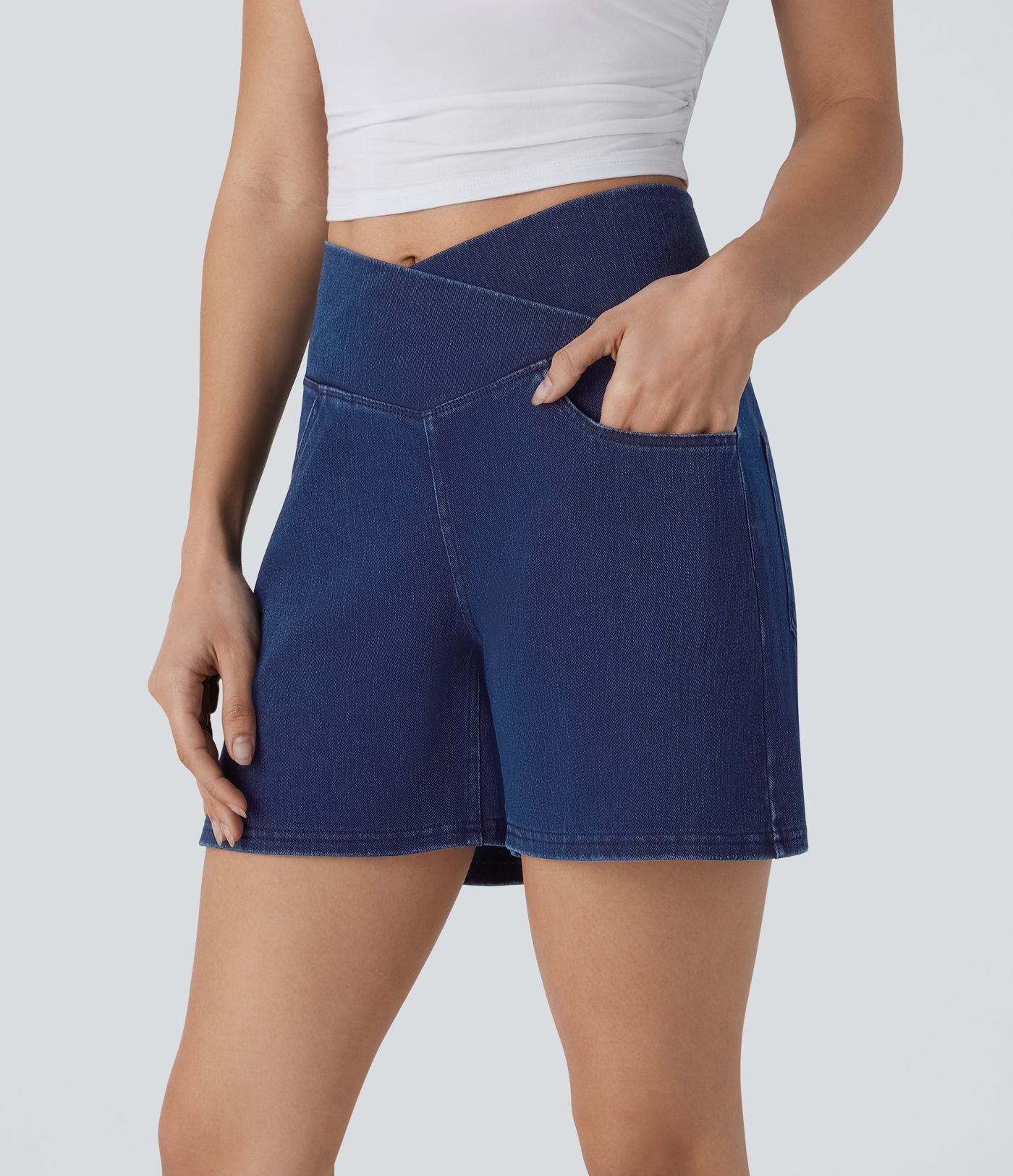 Halara Flex™ Short décontracté évasé à jambe large en denim extensible délavé taille haute croisée avec poches multiples