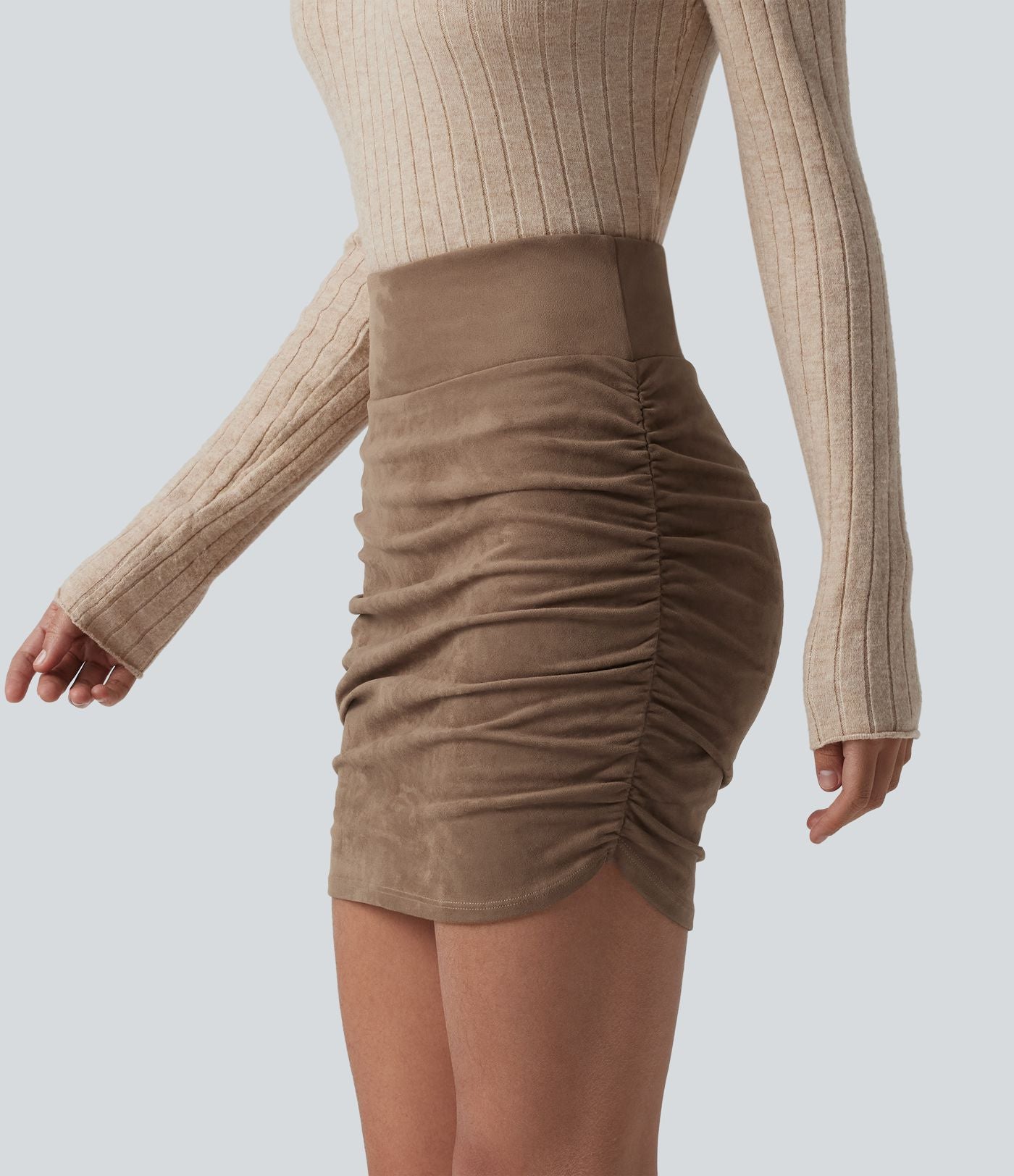 Jupe-short mini moulante taille haute gainante froncée en daim avec ourlet arrondi
