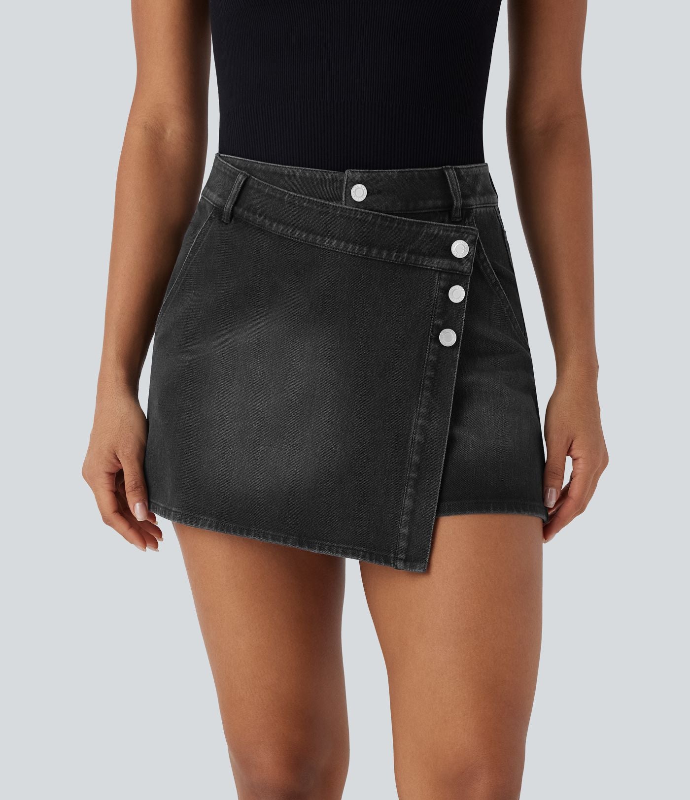 Halara Flex™ Short décontracté en jean extensible effet délavé à taille haute avec poches multiples et détail enveloppant