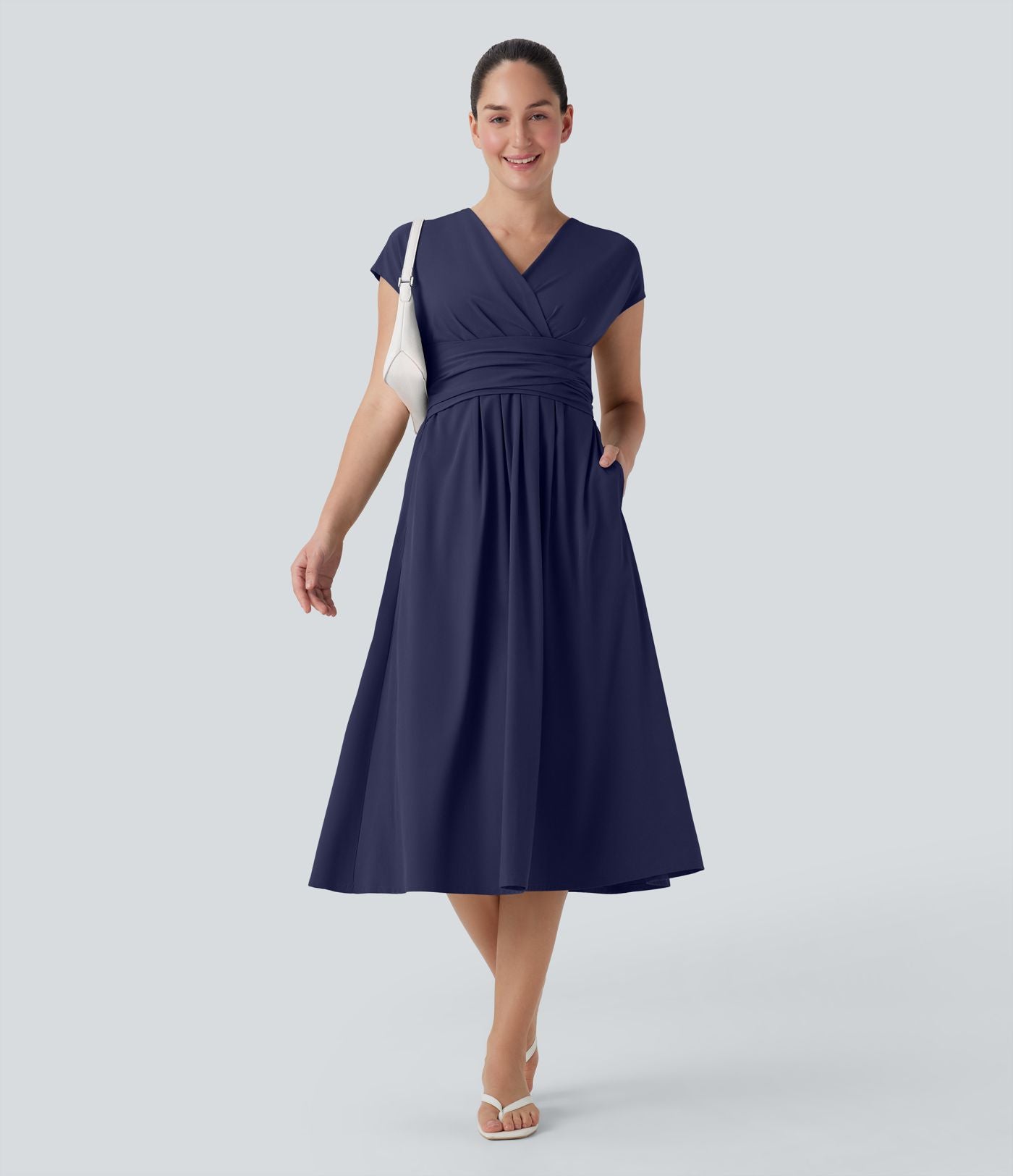 Robe midi Breezeful™ col V manches courtes à liens dans le dos séchage rapide avec poches latérales