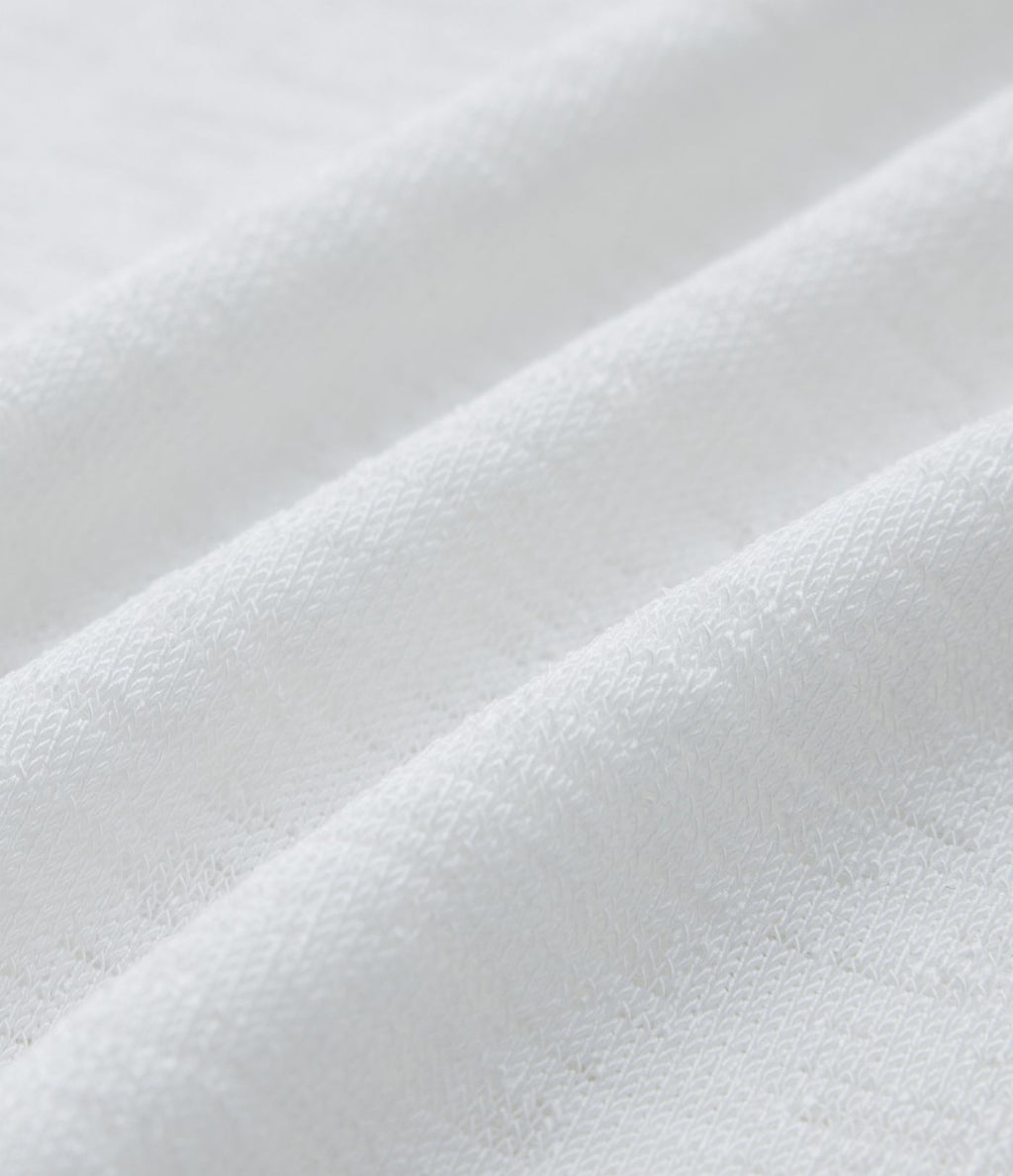 T-shirt décontracté semi-transparent une épaule dénudée à manches longues et ourlet asymétrique