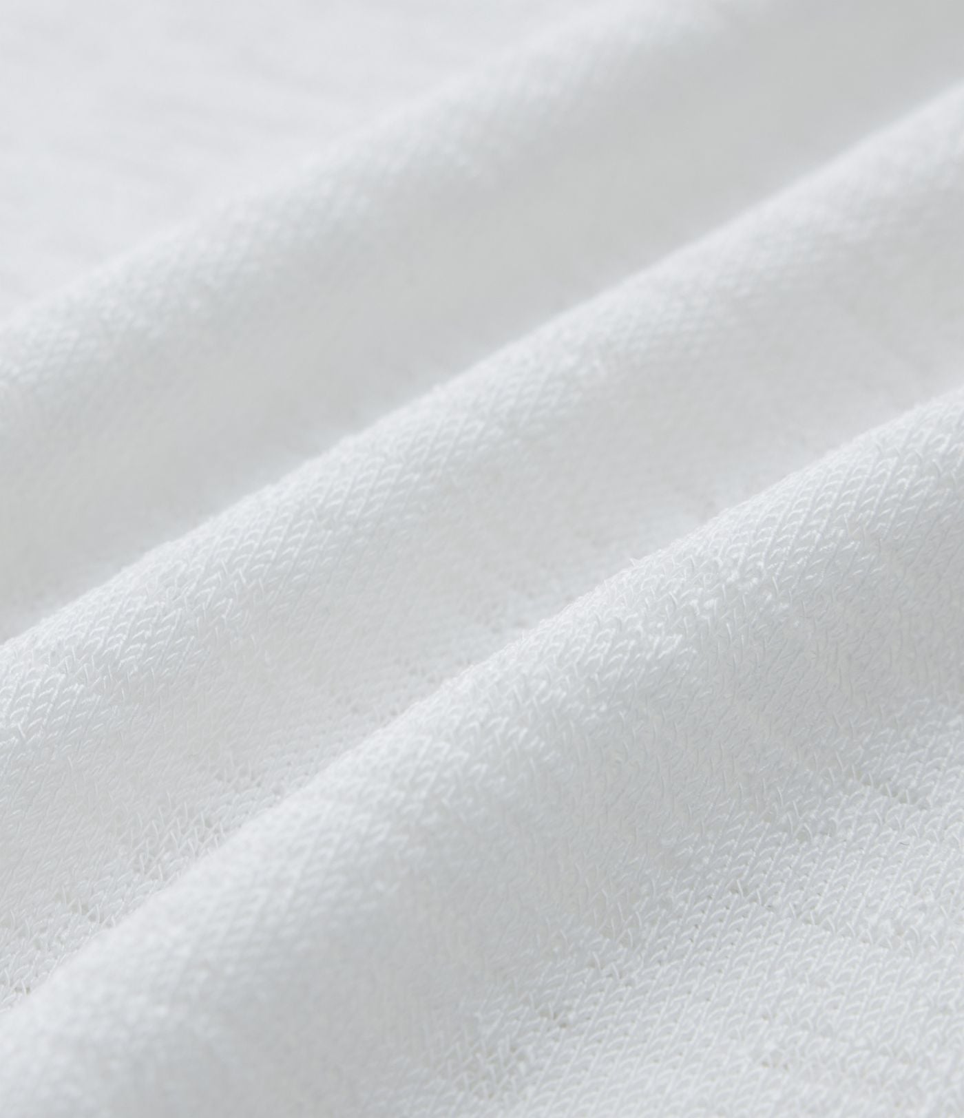 T-shirt décontracté semi-transparent une épaule dénudée à manches longues et ourlet asymétrique