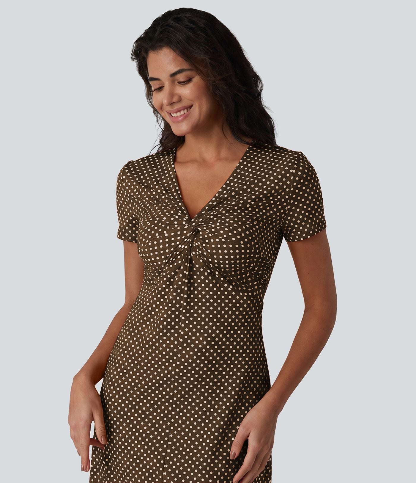 Robe casual à col V, manches courtes et imprimé à pois longueur genou