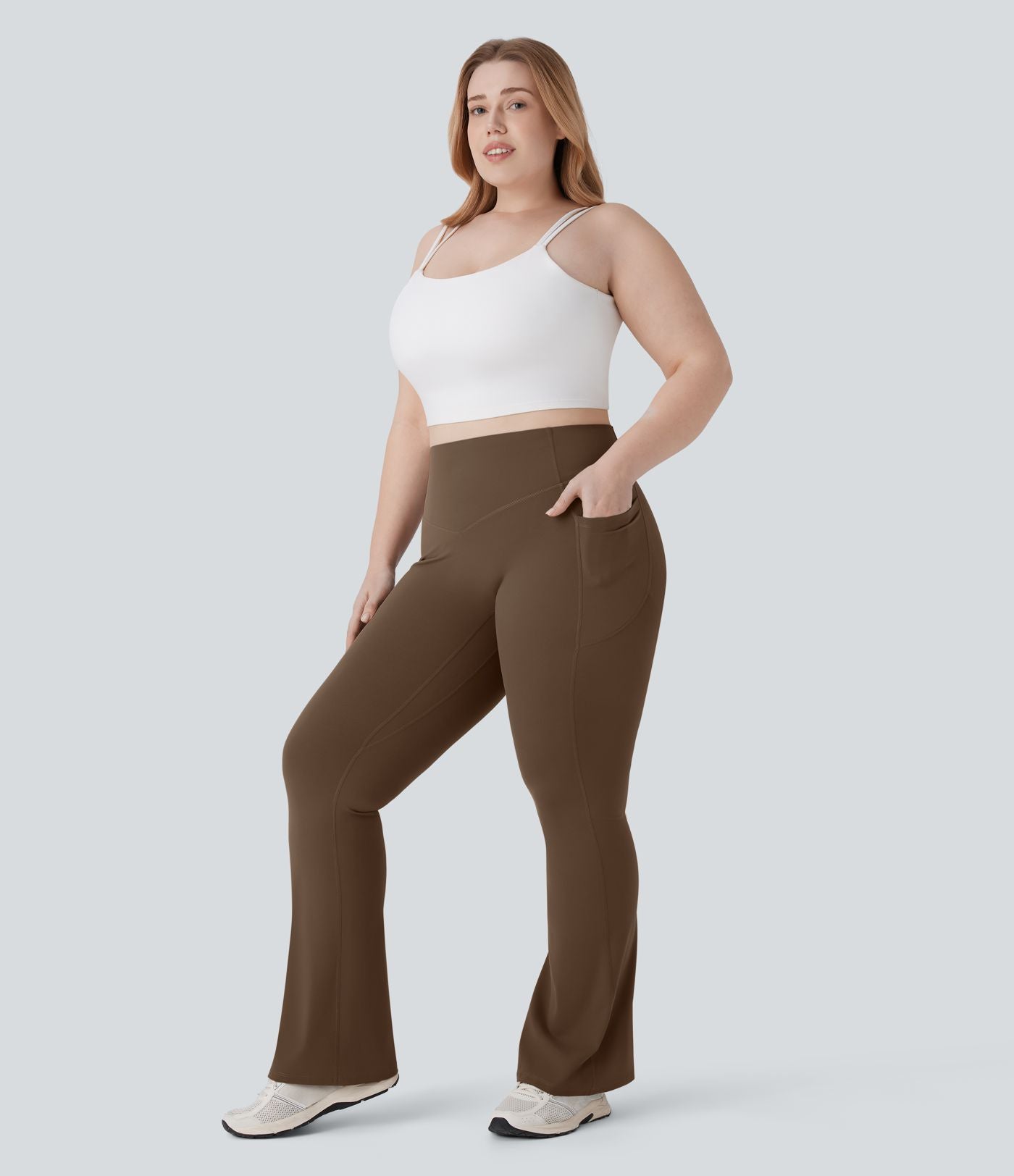 Pantalon de yoga à coupe bootcut gainant galbant taille haute grande taille avec effet scrunch et poches Halara UltraSculpt™