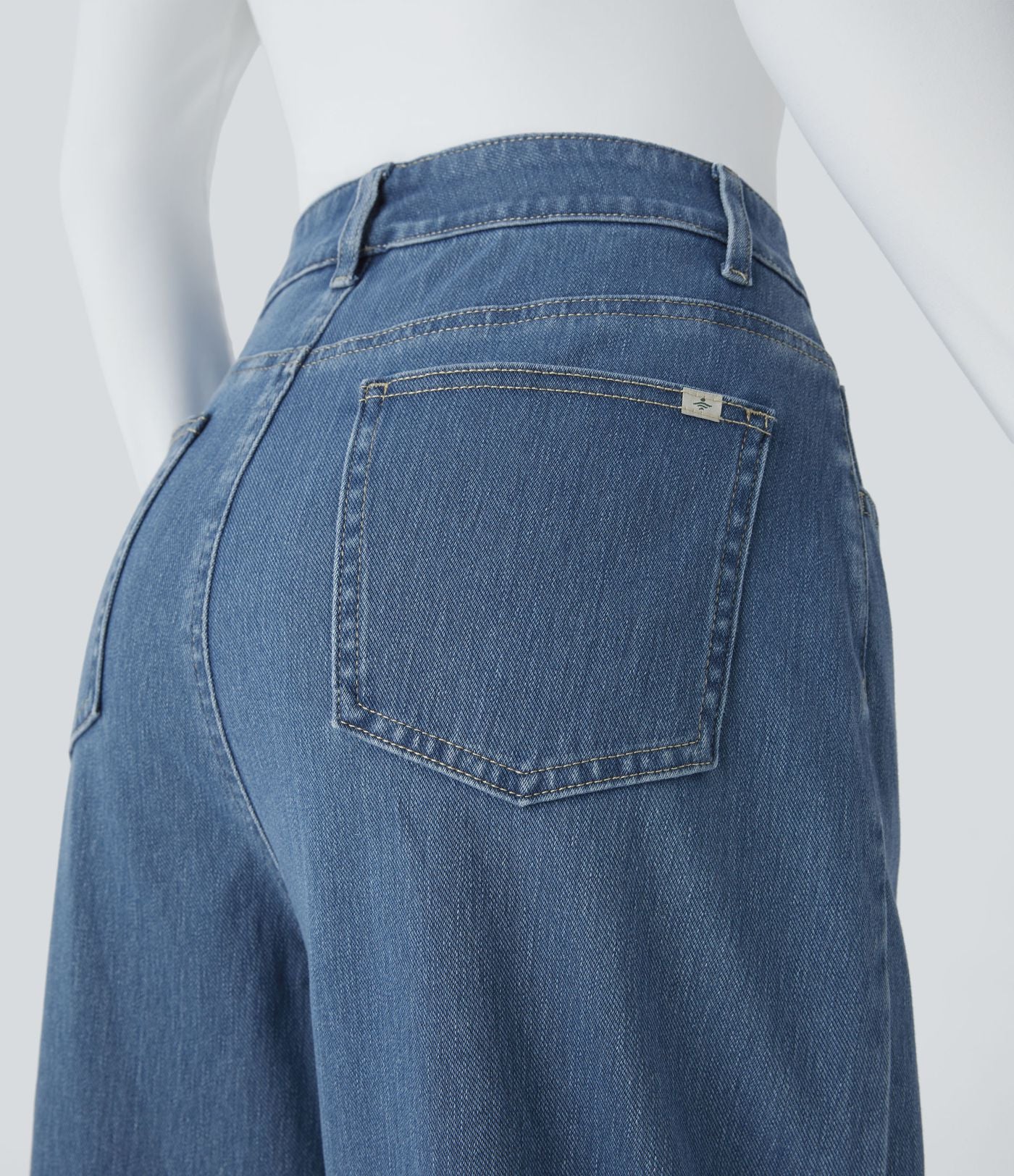 Jean ample délavé taille haute en maille extensible avec poches multiples