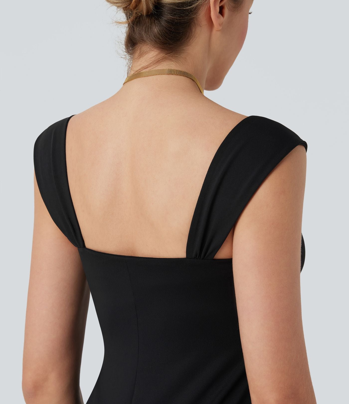 Robe moulante mi-longue décolleté cœur