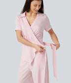 Combinaison-chemise accès facile Easy Peasy en coton froissé rayé à manches courtes, cache-cœur, lien au dos et poches