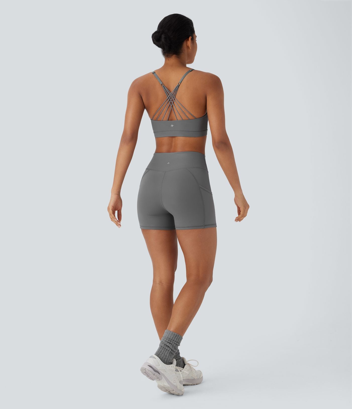 Brassière de sport en similicuir à faible maintien, dos nu, bretelles croisées ajustables et séchage rapide pour yoga