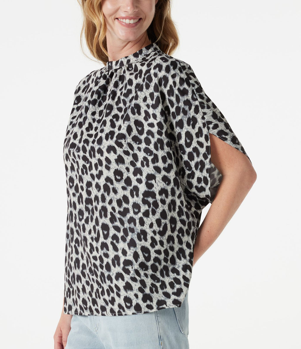 Blouse esprit bureau imprimé léopard à col montant, manches chauve-souris et lien au dos