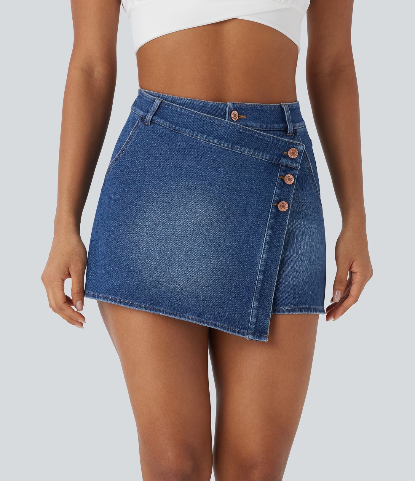 Halara Flex™ Short décontracté en jean extensible effet délavé à taille haute avec poches multiples et détail enveloppant