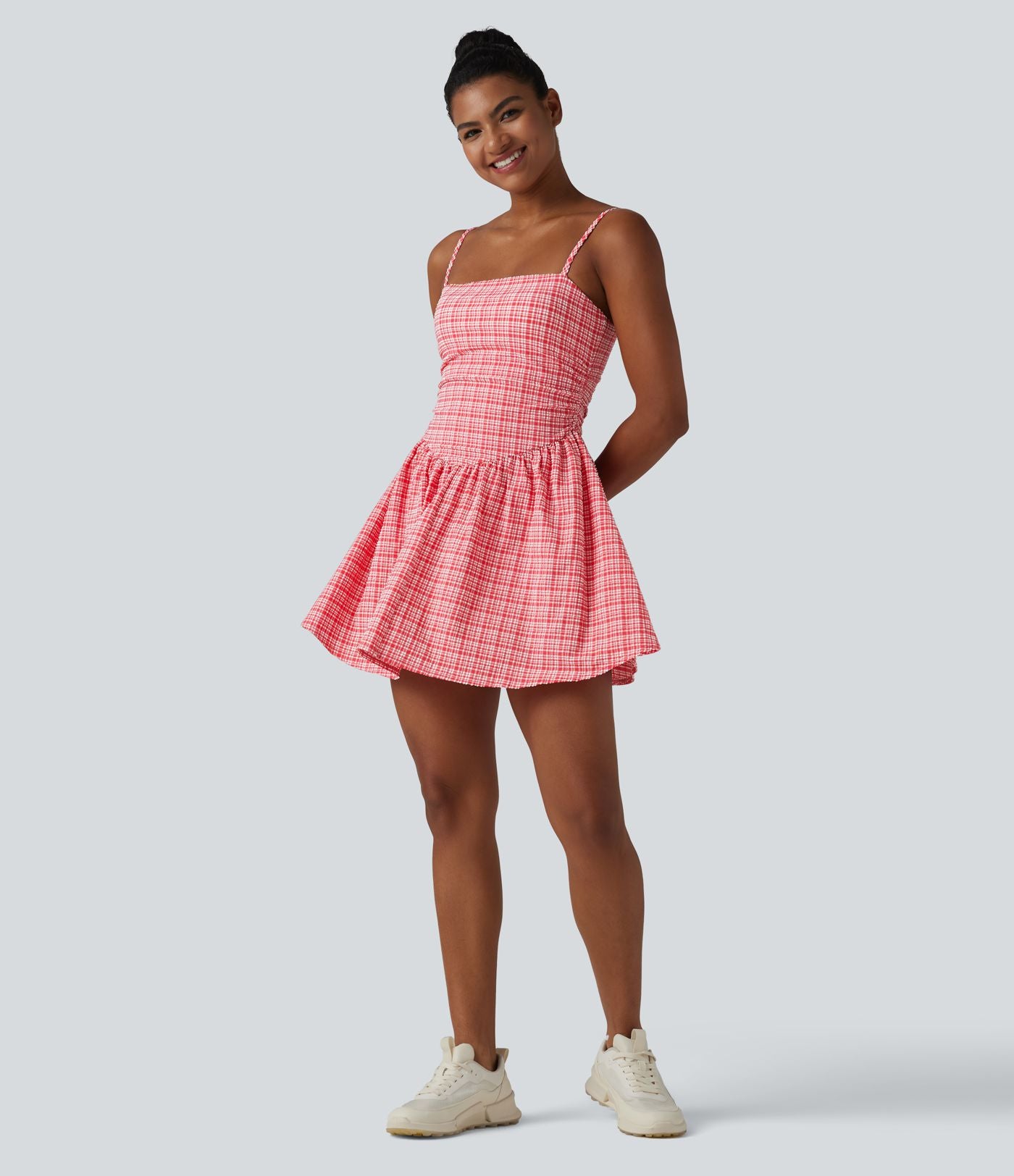 Robe de tennis active mini 2-en-1 à carreaux froissée à séchage rapide avec brassière intégrée, bretelles réglables et poches — Easy Peasy