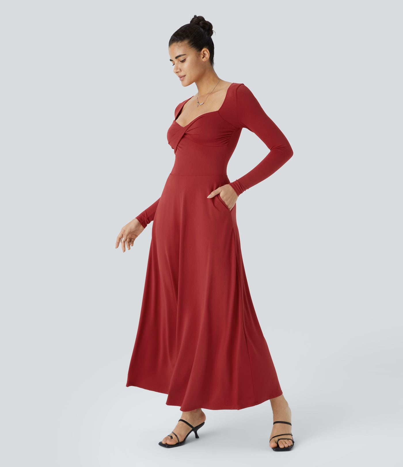 Robe longue de villégiature fluide et évasée à col cœur, manches longues, effet torsadé et poches latérales
