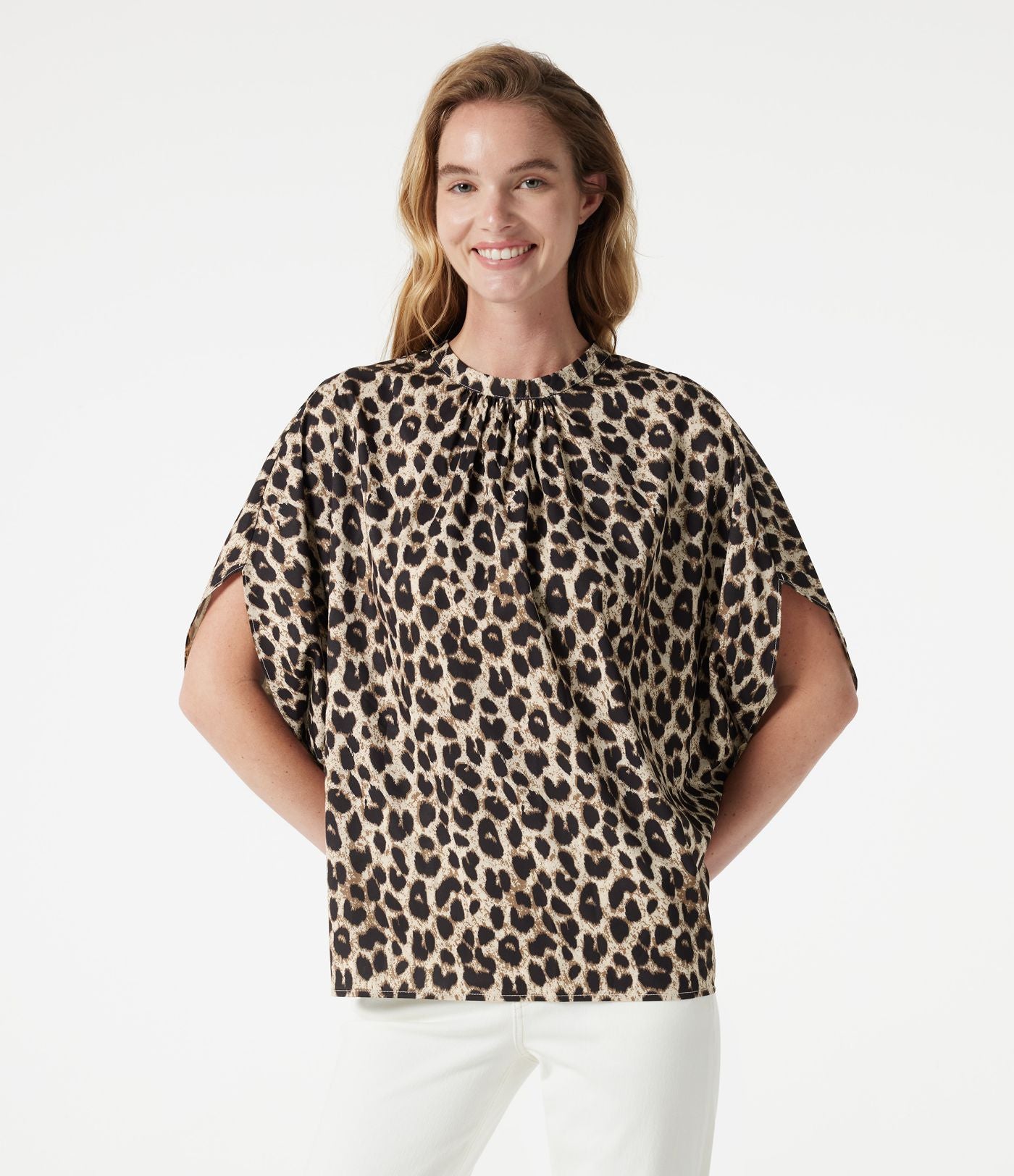 Blouse esprit bureau imprimé léopard à col montant, manches chauve-souris et lien au dos