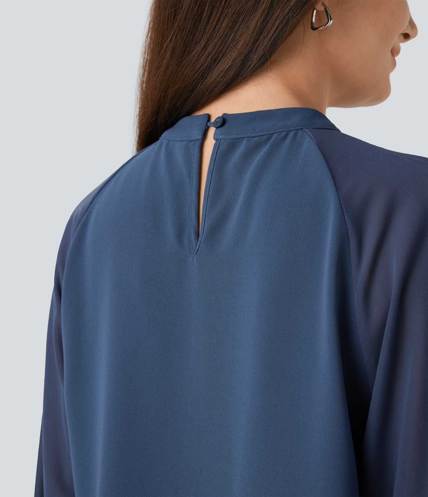 Blouse de travail à col montant avec dos ajouré, manches raglan et empiècements en mesh contrastant