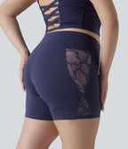 Grande taille SoftlyZero™ Cycliste de yoga taille haute croisée 12,5 cm avec dentelle contrastée, poche et protection UPF 50+