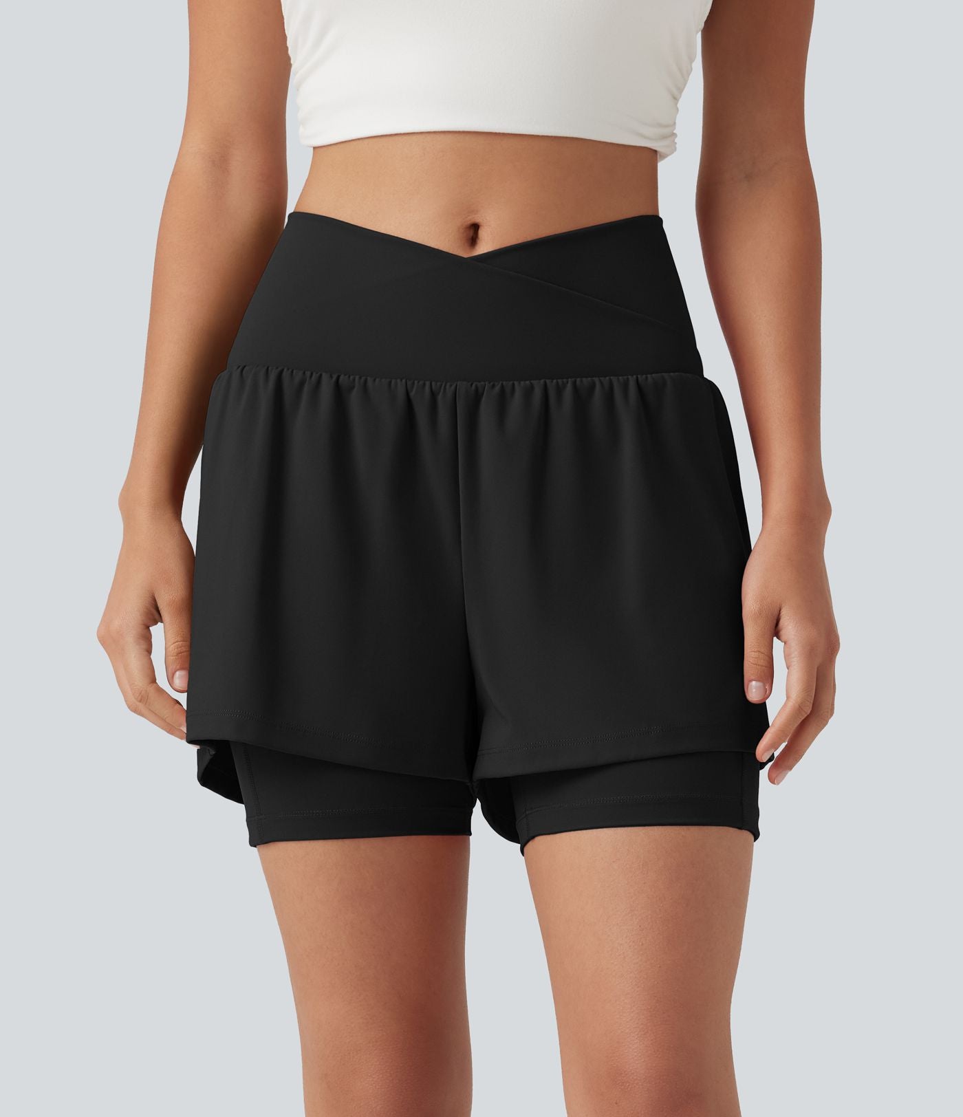 Short de yoga 2-en-1 taille haute croisée en SoftlyZero™ Airy à effet frais InstantCool 12,5 cm avec poches