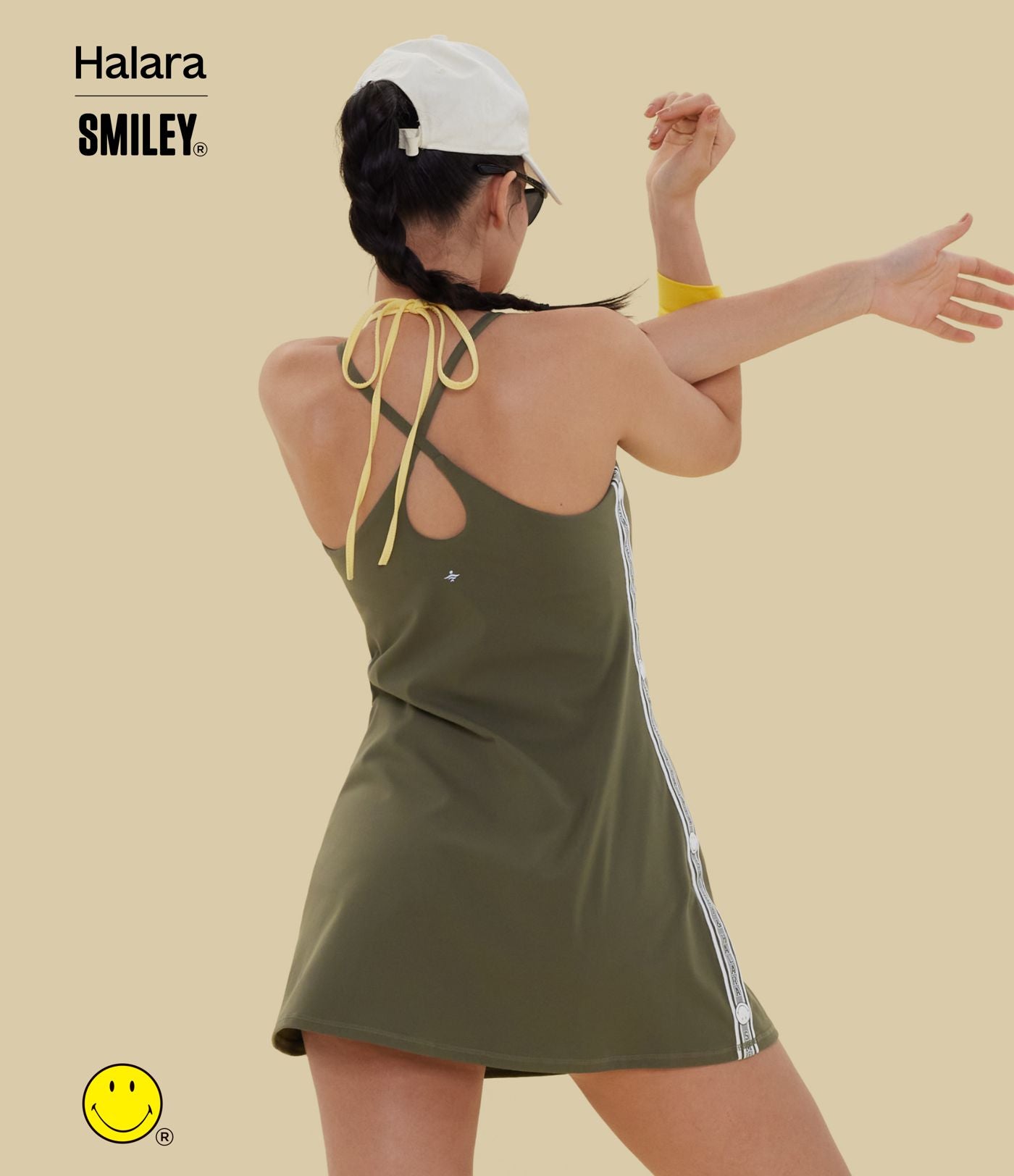 Robe sport mini dos ouvert Halara X Smiley® SoftlyZero™ Plush – Édition Easy Peasy
