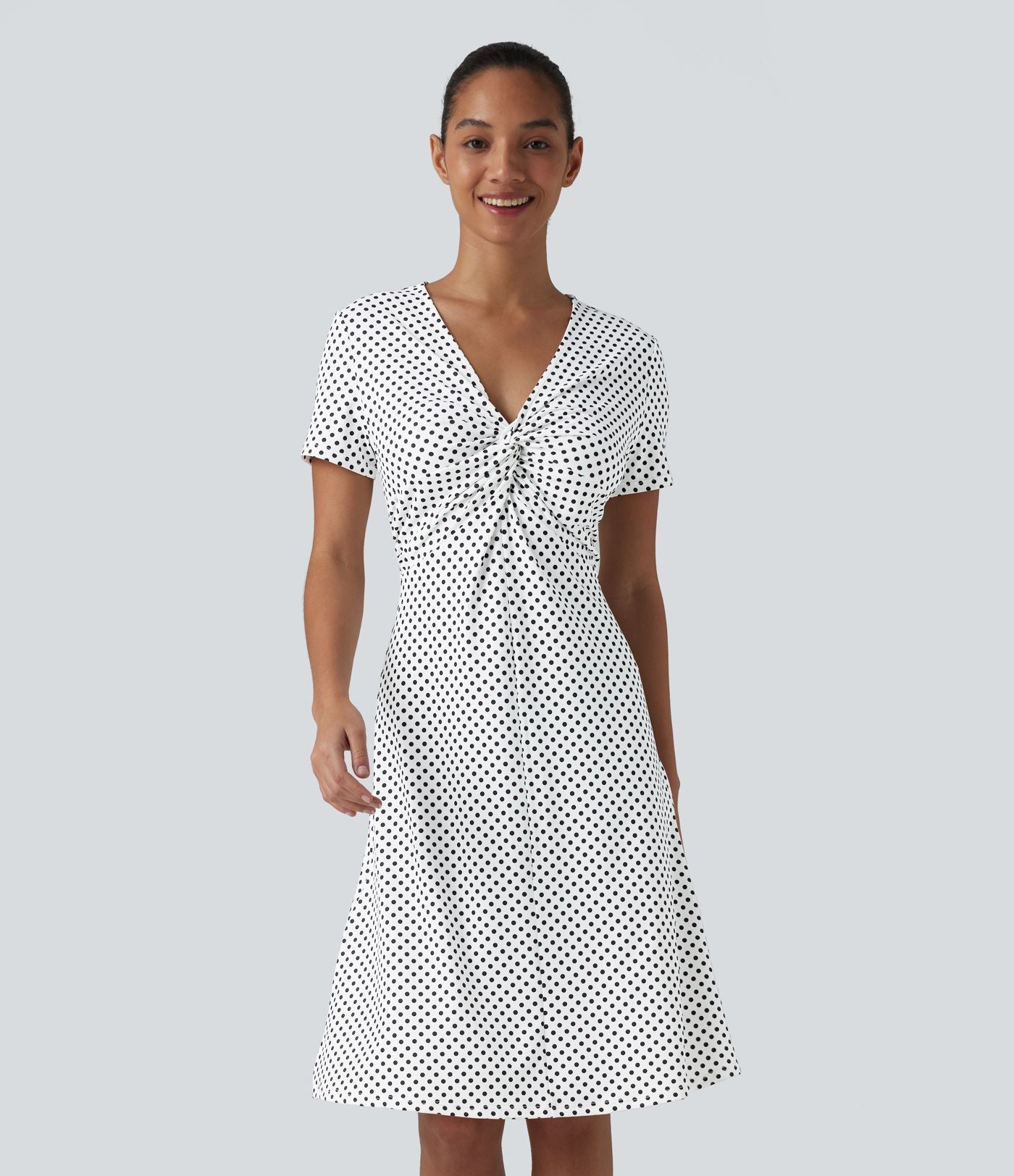 Robe casual à col V, manches courtes et imprimé à pois longueur genou