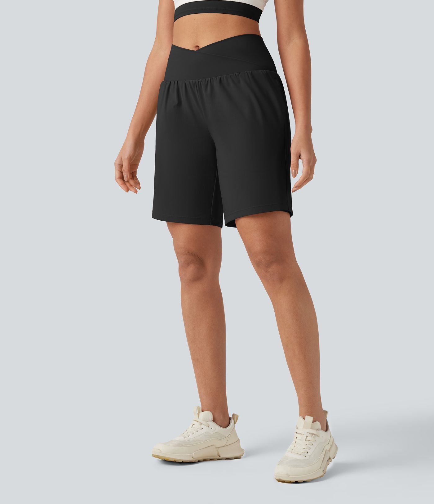 Short de yoga 2-en-1 taille haute croisée en SoftlyZero™ Airy à effet frais InstantCool 22,9 cm avec poches