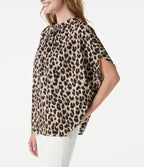 Blouse esprit bureau imprimé léopard à col montant, manches chauve-souris et lien au dos