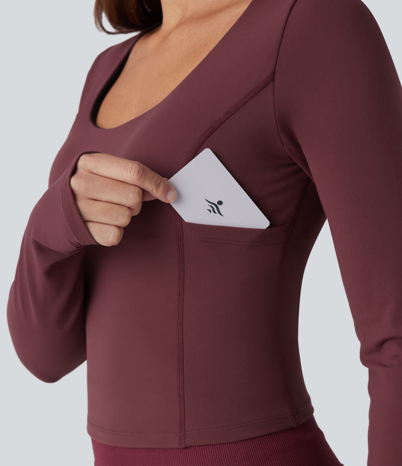 Haut de yoga SoftlyZero™ Plush push-up à col arrondi, manches longues, trous pour les pouces et poches