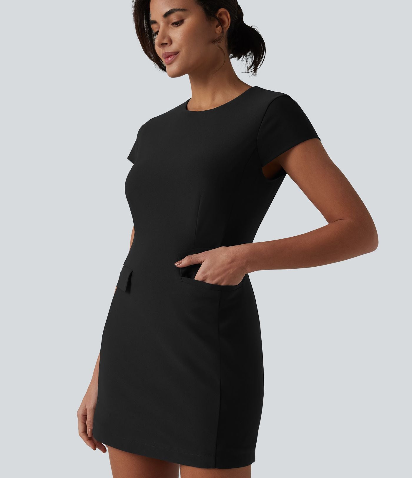 Robe de bureau mini moulante col rond manches courtes avec fermeture éclair invisible et poches