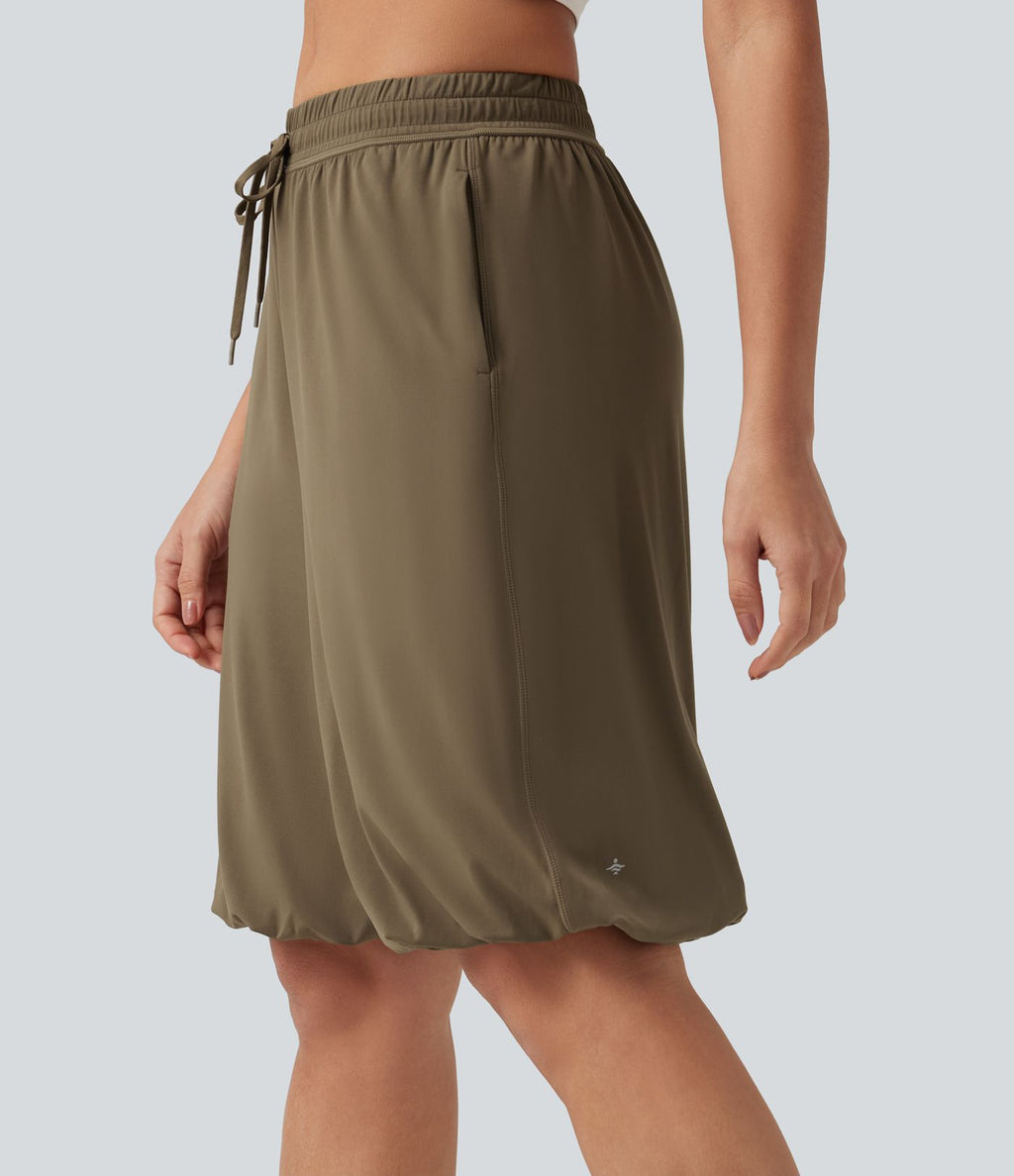 Short bouffant de danse taille basse en SoftlyZero™ à cordon de serrage avec poches - UPF50+