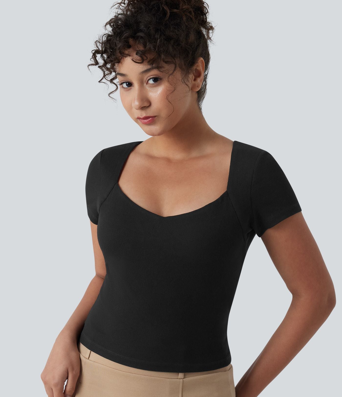 T-shirt casual en maille côtelée à manches courtes, col Queen Anne et soutien-gorge intégré