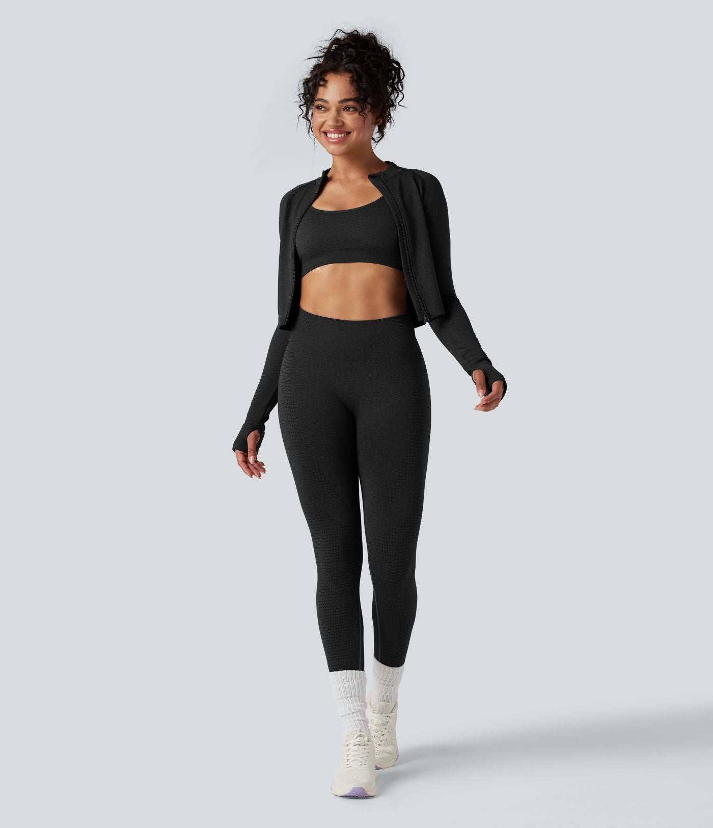 Veste de yoga courte ajustée Seamless Flow à col montant, manches longues et trous pour les pouces