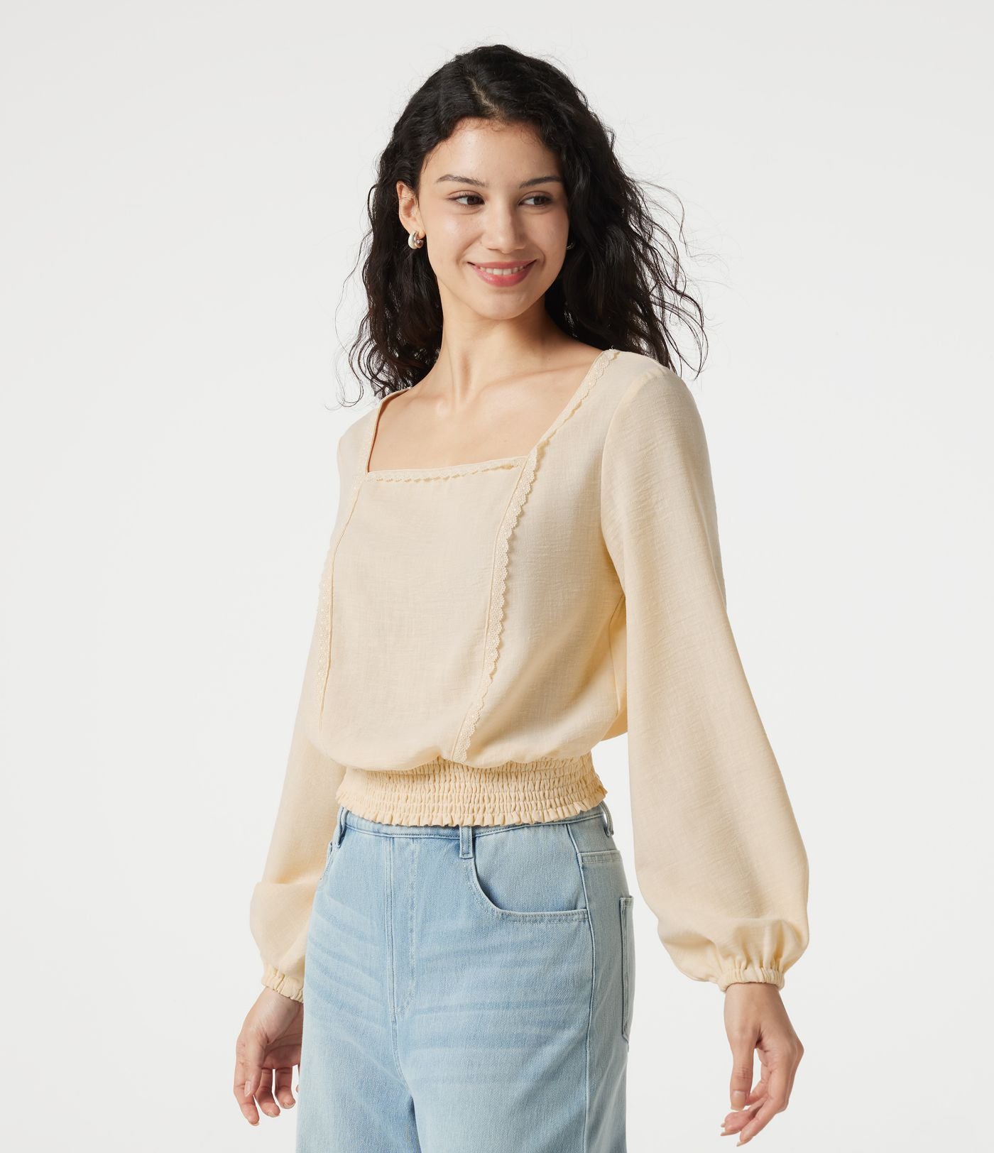 Blouse casual effet lin à col carré, manches bouffantes, lien au dos, empiècement en dentelle et détails froncés