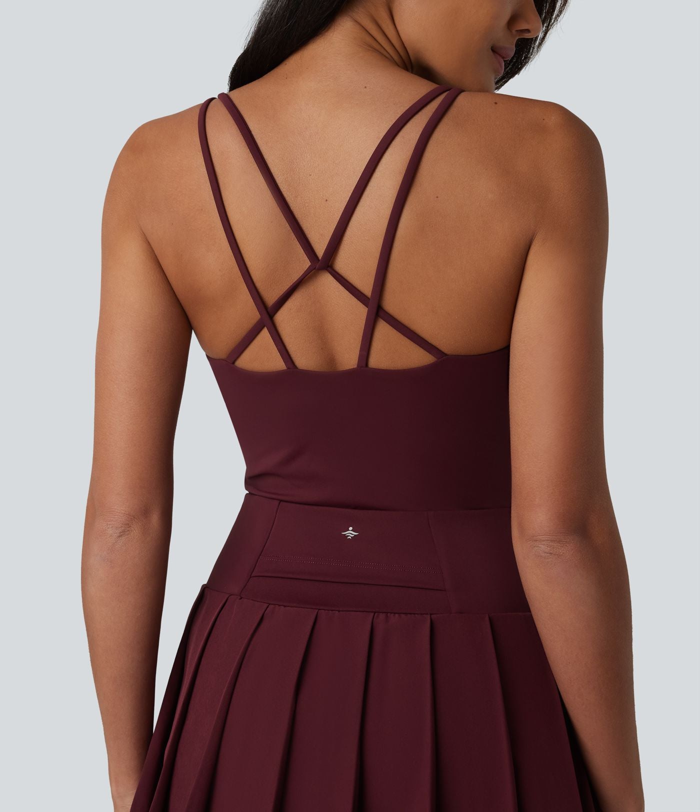 Robe sport mini 2-en-1 à bretelles col U, dos nu croisé, plissée à ourlet asymétrique, soutien-gorge intégré et poches