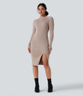 Robe pull mi-longue moulante fendue col montant manches longues