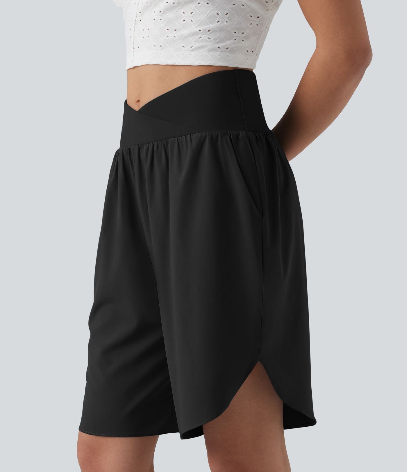 Short taille haute croisé séchage rapide avec ourlet arrondi Breezeful™ et poches