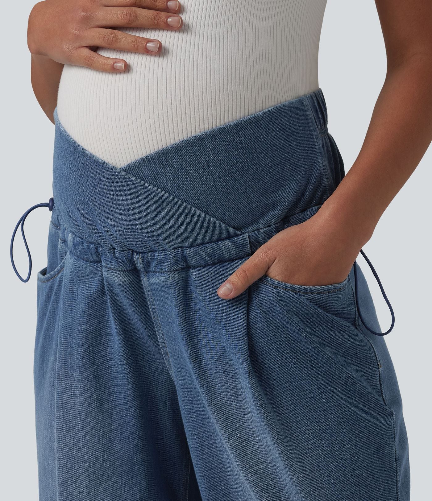 Halara Flex™ Jean de maternité ample décontracté à taille haute croisée avec cordon de serrage ajustable et poches