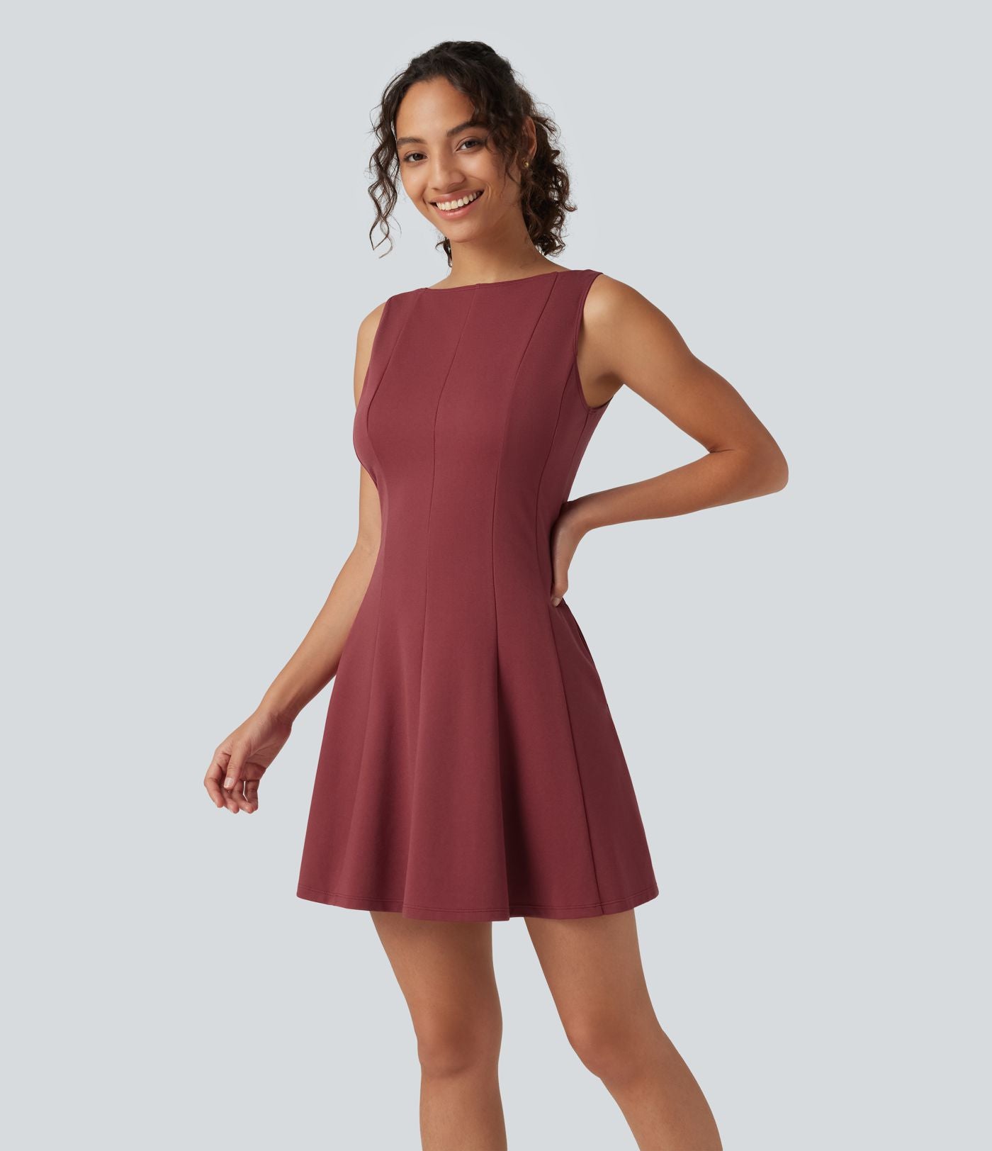 Robe mini évasée esprit bureau à encolure bateau sans manches avec poches