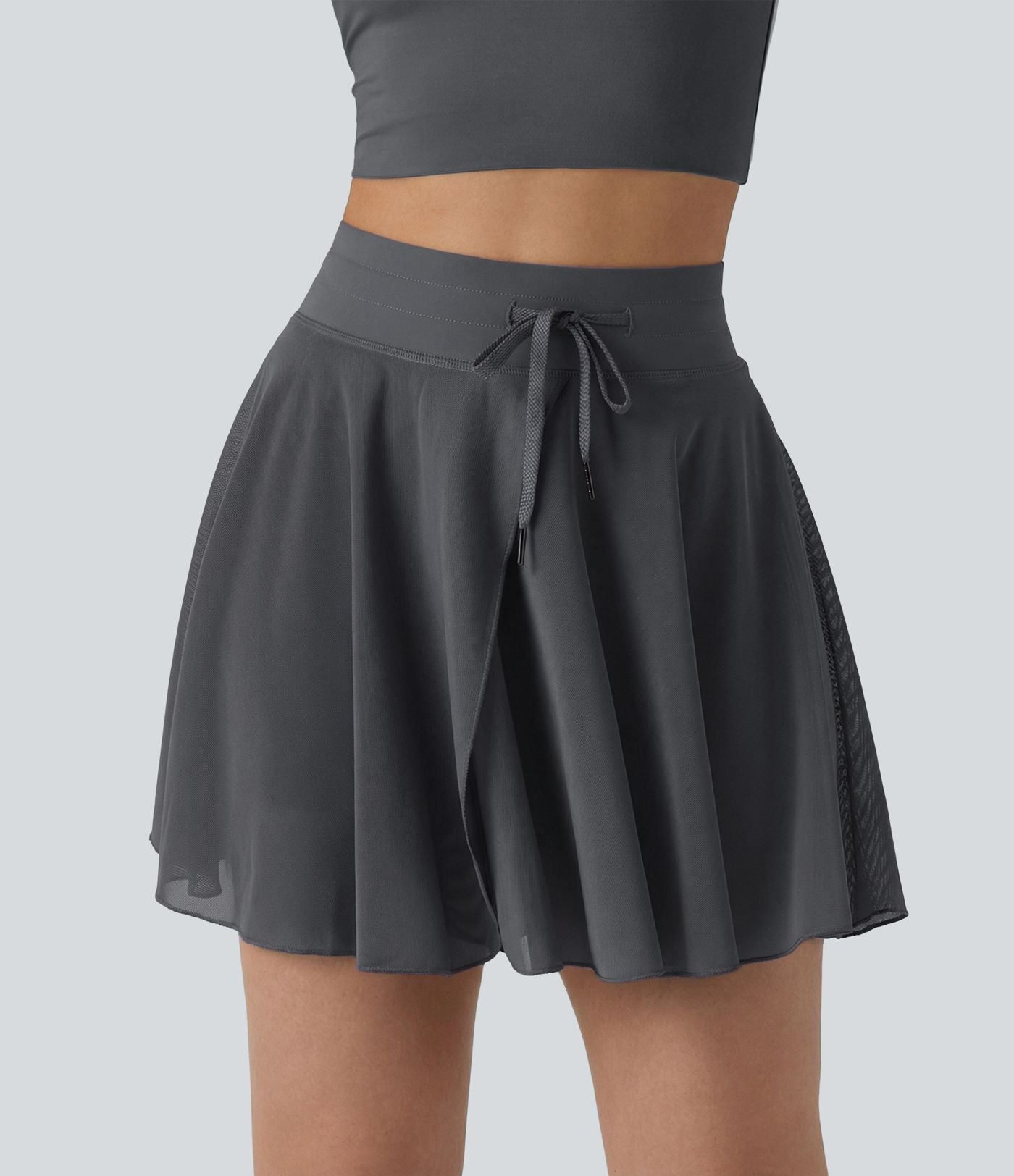 Jupe mini fluide évasée 2-en-1 taille haute à cordon, empiècements en mesh contrastant, avec poche, version plus longue