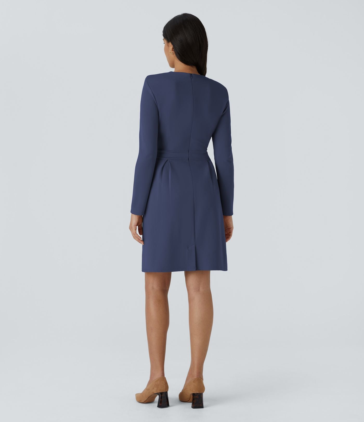 Robe de travail mini ajustée col rond à épaulettes à manches longues et ourlet
