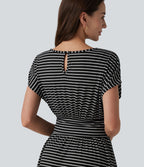 Robe courte fluide col rond manches courtes à rayures avec brassière intégrée et poches