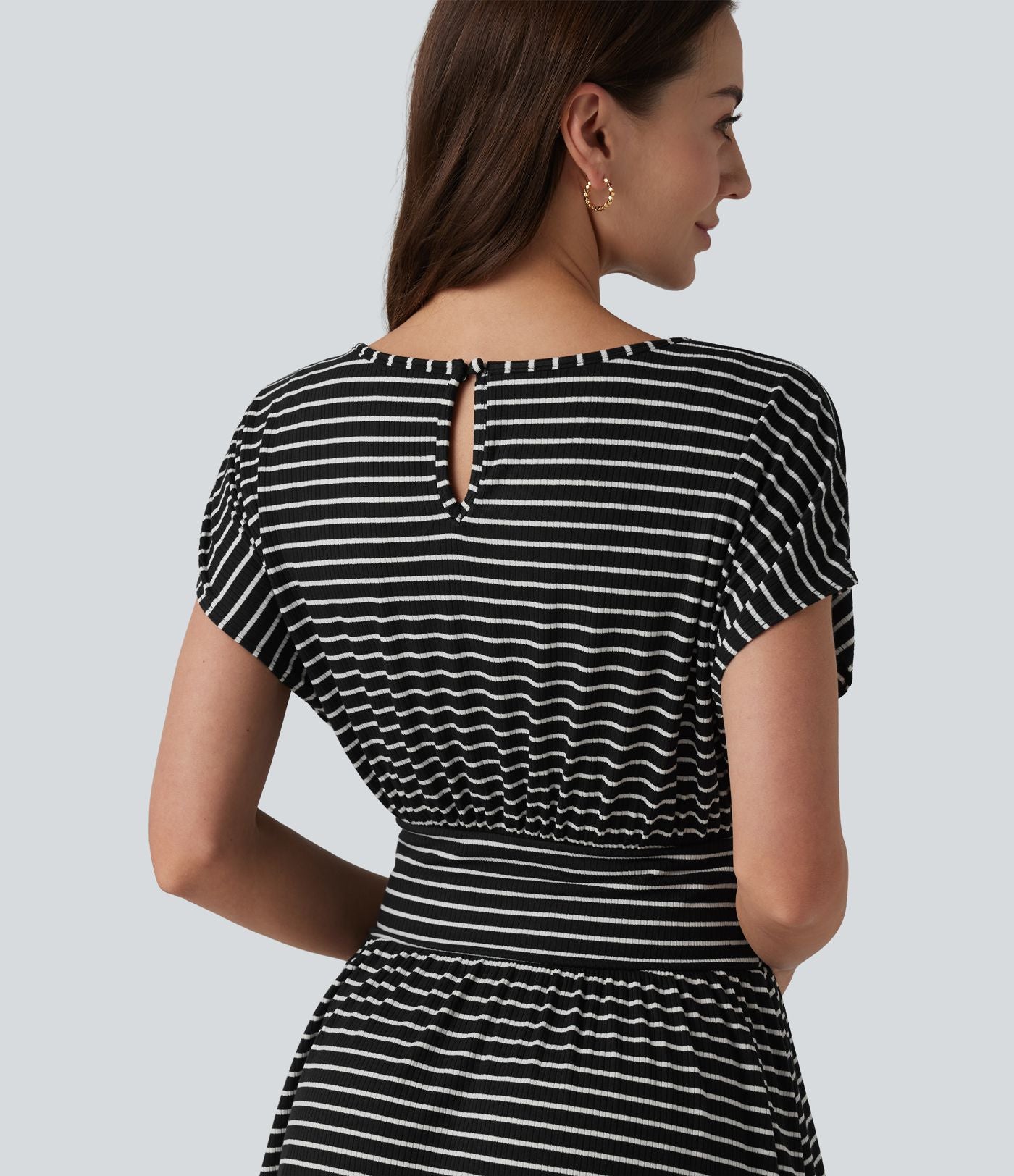 Robe courte fluide col rond manches courtes à rayures avec brassière intégrée et poches