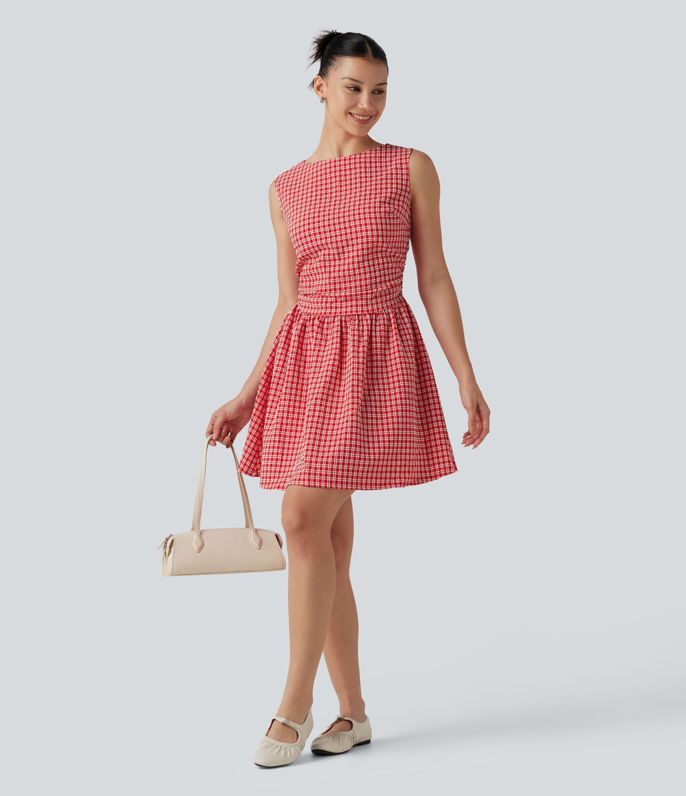Robe mini trapèze vichy sans manches à col bateau, détails froncés, fermeture invisible et poches