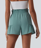 Short resort large aspect lin taille haute froncée avec nœud frontal, ourlet volanté et poches