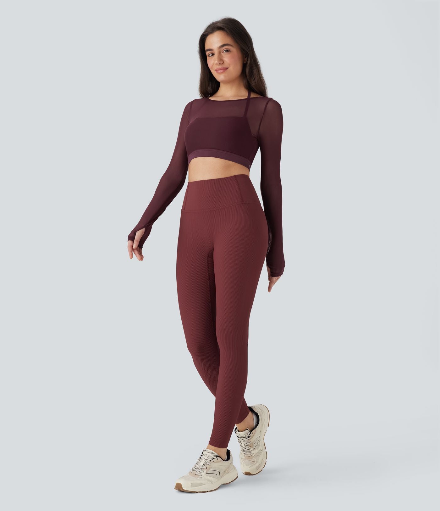 Haut de sport yoga crop top 2-en-1 avec col licou, dos nu, manches longues, passe-pouces et mesh contrastant