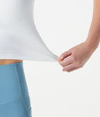Caraco de yoga court col rond échancré avec brassière intégrée et ourlet croisé