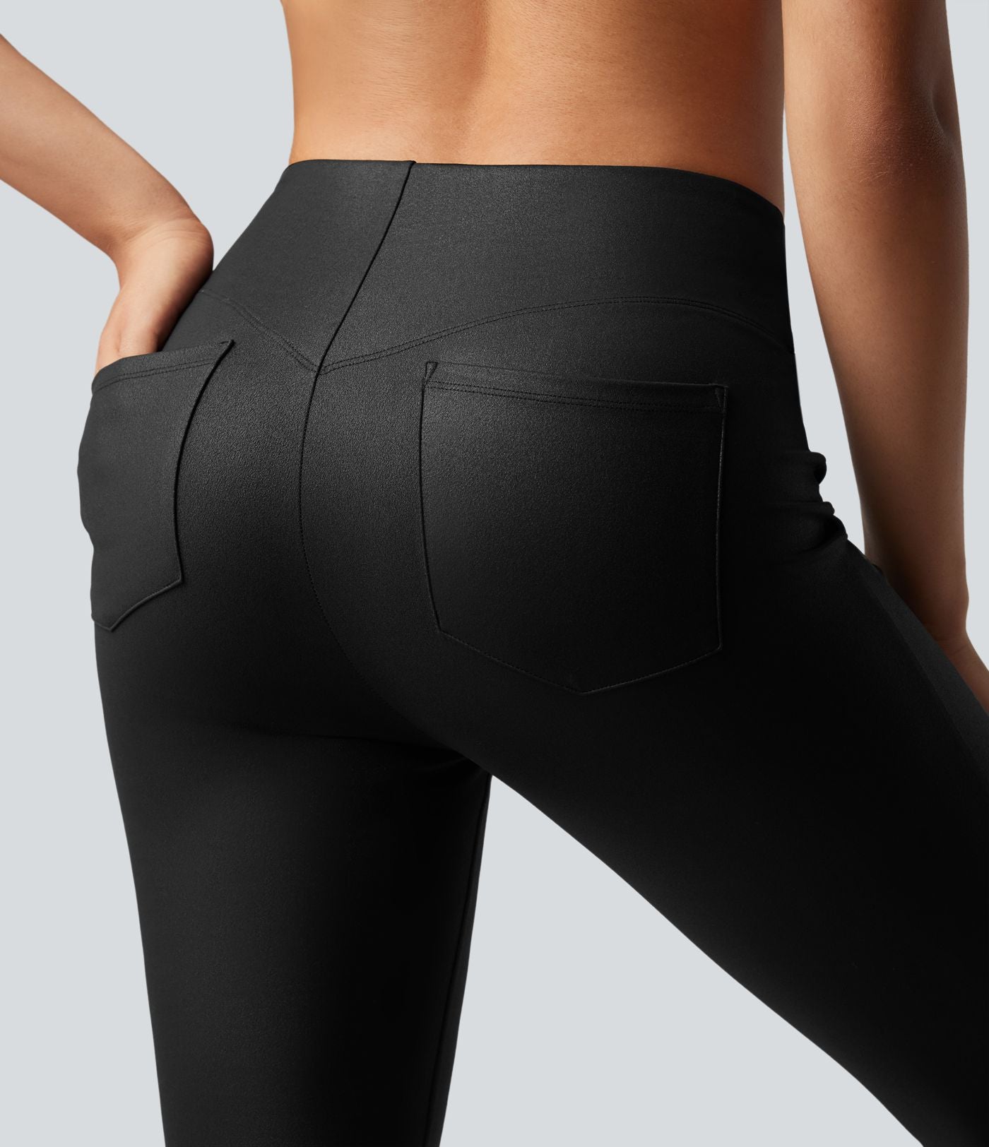 Pantalon de yoga à coupe bootcut gainant taille haute brillant effet cuir avec poches Halara Ultrasculpt™