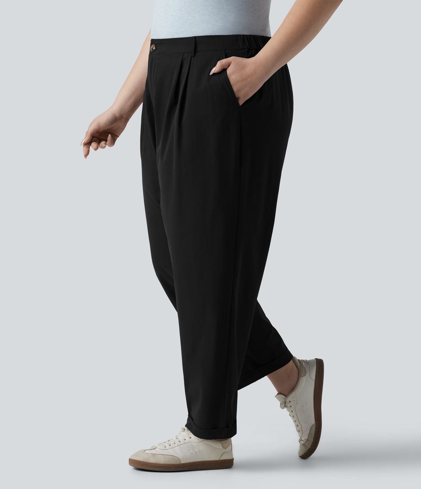 Pantalon grande taille en popeline stretch taille haute, plissé avec ourlet roulotté, longueur 7/8, coupe fuselée, avec poches