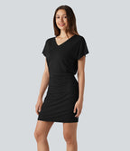 Robe courte moulante col V manches courtes froncée longueur mini allongée
