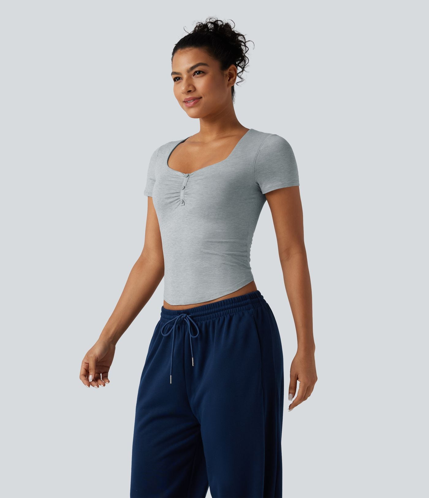 Top de sport de yoga [col losange] à manches courtes avec brassière intégrée, fronces et ourlet incurvé