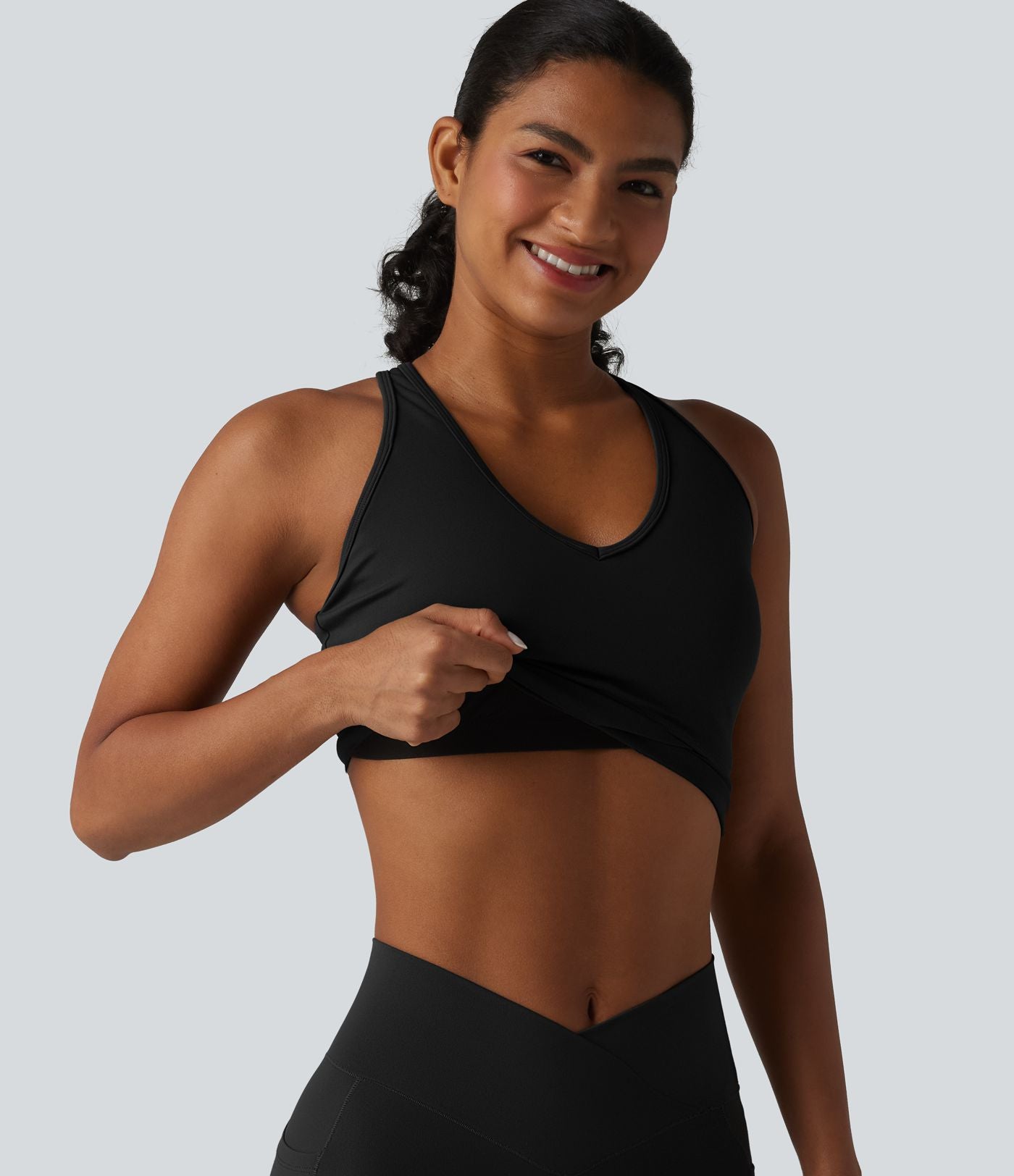 Débardeur de yoga SoftlyZero™ court col V dos nageur ourlet croisé avec brassière intégrée effet frais InstantCool, protection solaire UPF50+