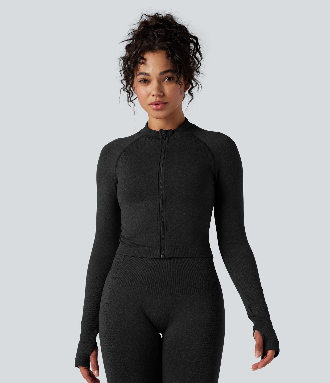 Veste de yoga courte ajustée Seamless Flow à col montant, manches longues et trous pour les pouces